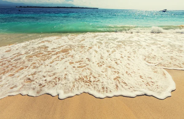 Волна на песчаном пляже — стоковое фото