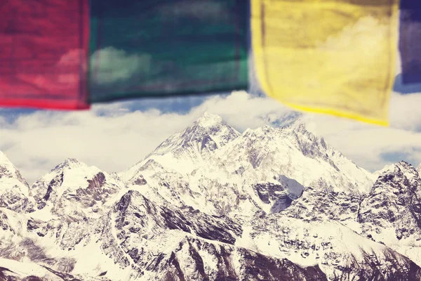 Everest drapeaux fond — Photo