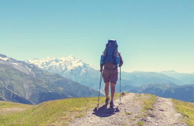 Dağlarda trekking backpacker