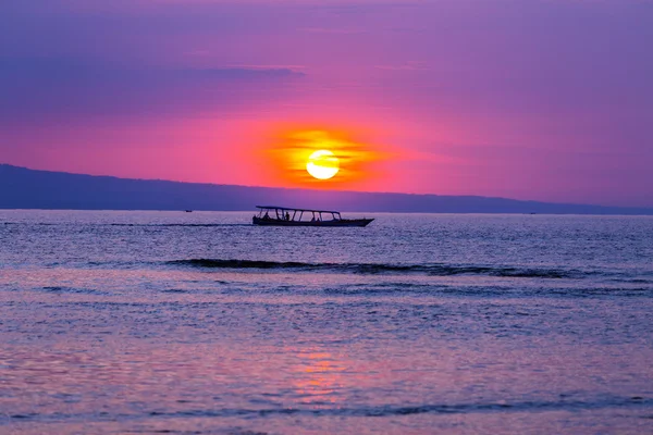 Barca da pesca in acqua — Foto Stock