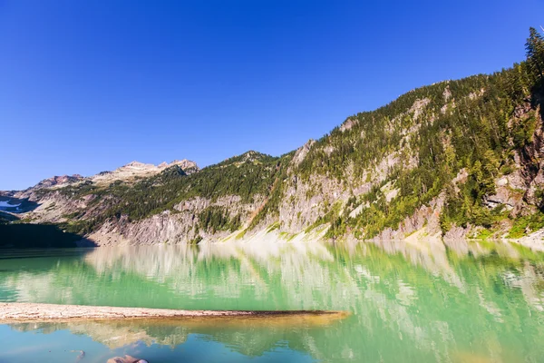 Lago em Rocky Mountain — Fotografia de Stock