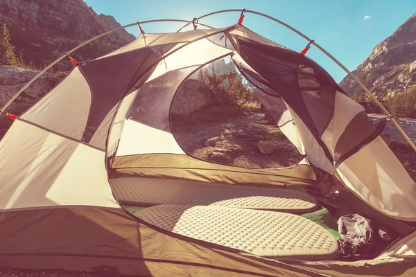 Tenda turistica in montagna — Foto Stock
