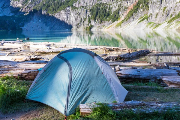 Tent over mountain lake — Stock Photo, Image