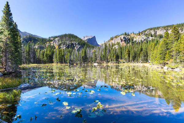 Lago nas montanhas rochosas — Fotografia de Stock