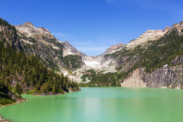 Lago tra le montagne rocciose — Foto Stock