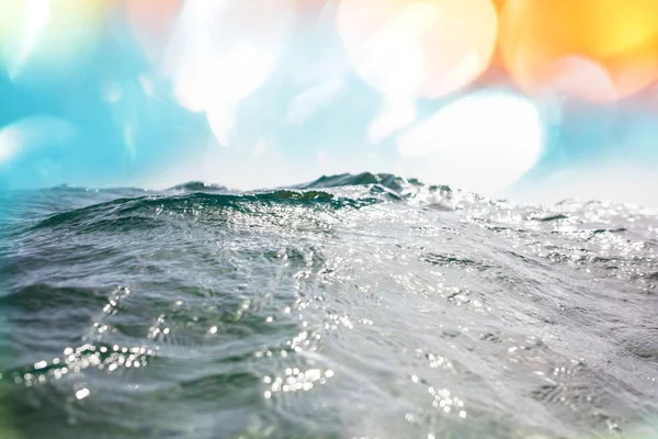 Blauwe Golf in zeewater — Stockfoto