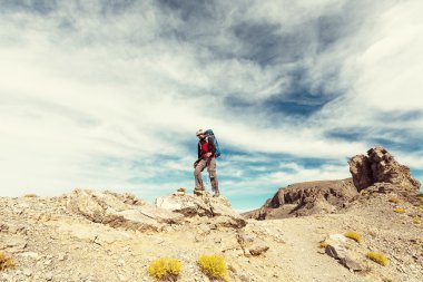 Dağlarda yürüyüş adam