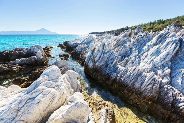 Prachtige rotsachtige kustlijn — Stockfoto