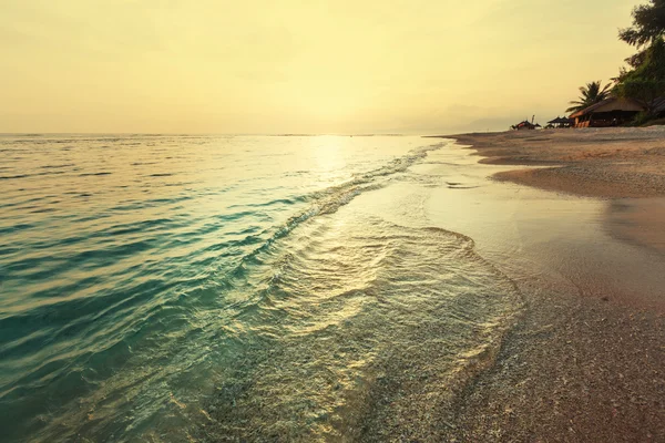 Schilderachtige zonsondergang in de zee — Stockfoto