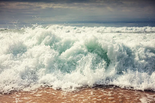 Волна воды на пляже — стоковое фото