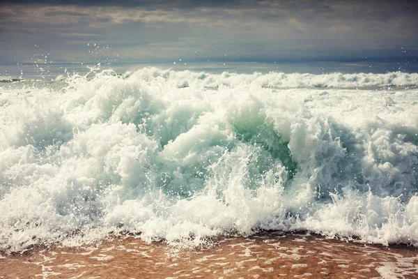 Vague d'eau sur la plage — Photo