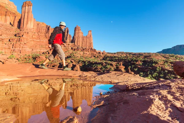 Man walking over Fisher Towers — Stock Photo, Image