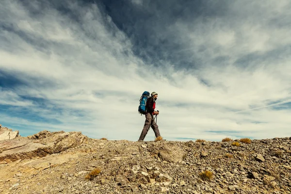 Wandelen man in de bergen — Stockfoto