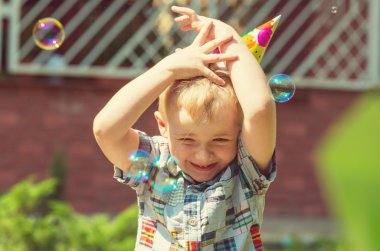 mutlu çocuk kutluyor doğum günü tatil