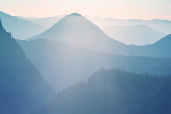 Silhouet mistige berg — Stockfoto