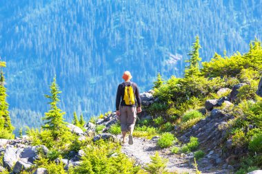 backpacker dağlarda hiking