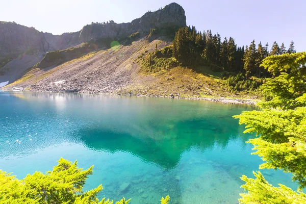 Picturesque turquoise Lake — Stock Photo, Image