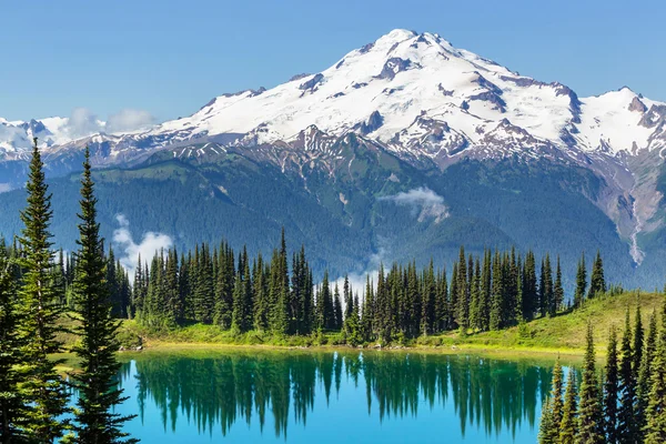 Lake en gletsjer Peak — Stockfoto