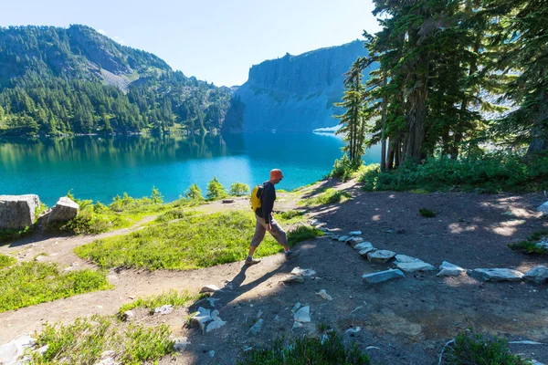 Backpacker wandelen in de bergen — Stockfoto