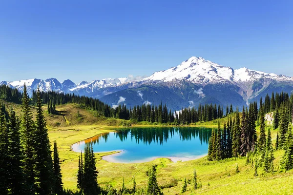 Lake en gletsjer Peak — Stockfoto