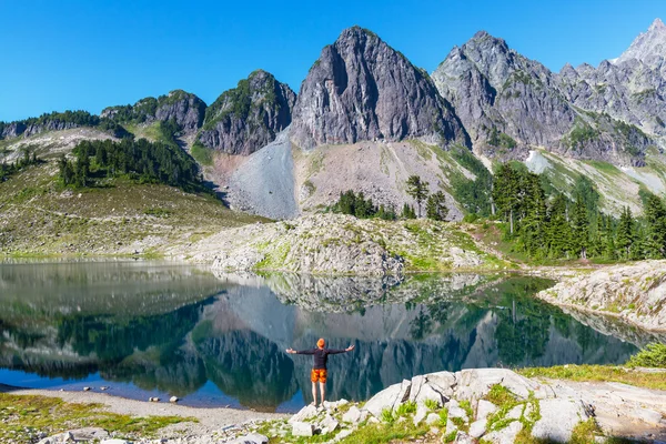 Uomo al lago Ann — Foto Stock