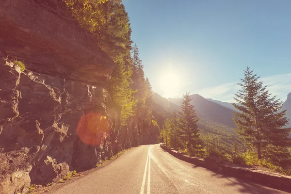 Carretera estrecha en las montañas —  Fotos de Stock