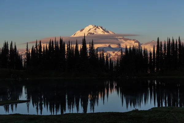 Jezioro i Glacier Peak — Zdjęcie stockowe