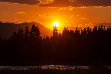 dağlarda parlak günbatımı