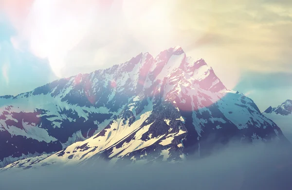 Maalauksellinen Mountain huippu — kuvapankkivalokuva