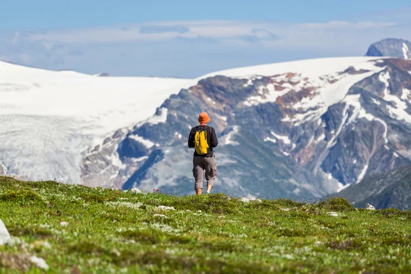 Wandersmann in den Bergen — Stockfoto