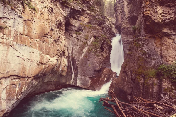 Скалистый каньон с водопадом — стоковое фото