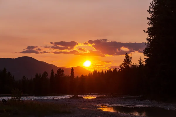 Tramonto luminoso in montagna — Foto Stock