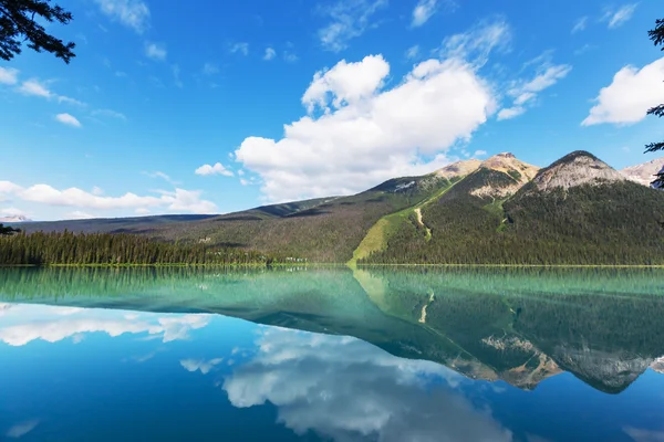 Serenidad Lago Esmeralda — Foto de Stock