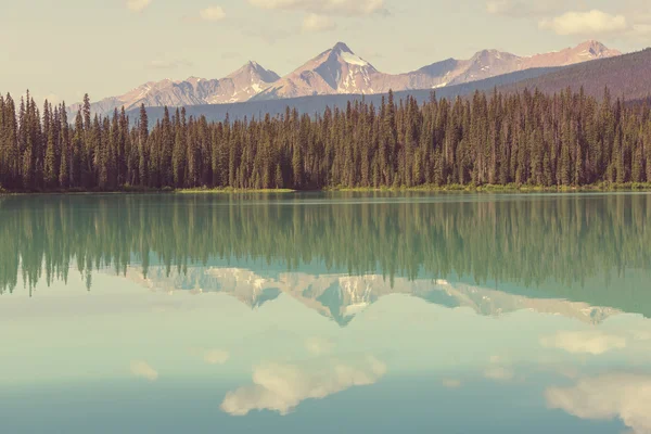 Serenity Emerald Lake — Stock Photo, Image