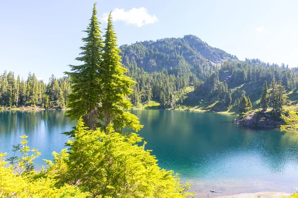 Serenidad Lago Esmeralda — Foto de Stock