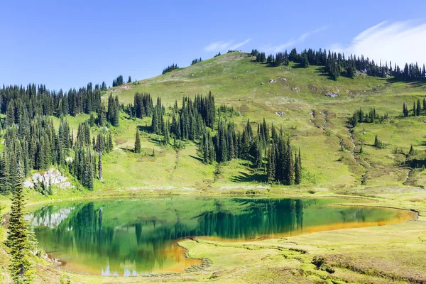 Lake en gletsjer Peak — Stockfoto