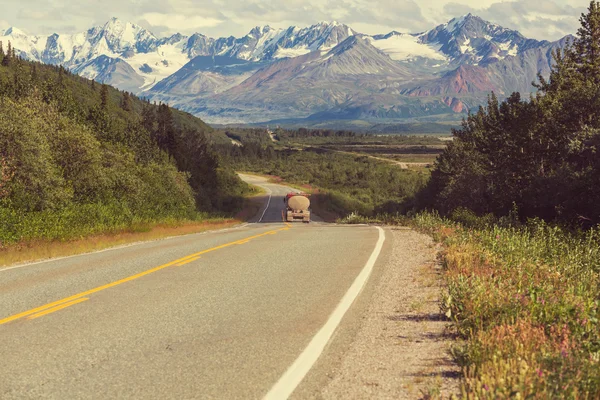 LKW auf Autobahn auf alaska — Stockfoto