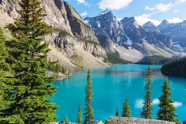 Vackra Moraine lake — Stockfoto