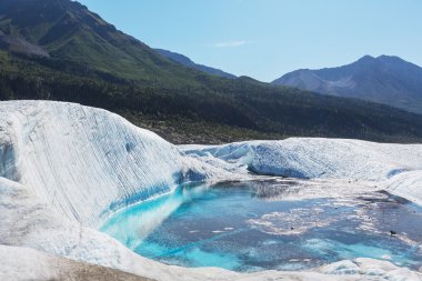 Kennecott buzul gölü etrafında bizimkiler yaşar
