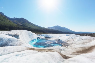 Kennecott buzul gölü etrafında bizimkiler yaşar