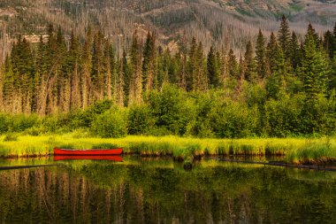 Göl kenarında kırmızı tekne
