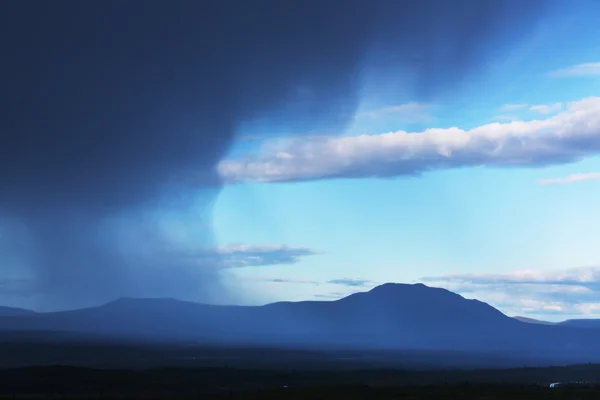 Дощ у горах з хмарами — стокове фото