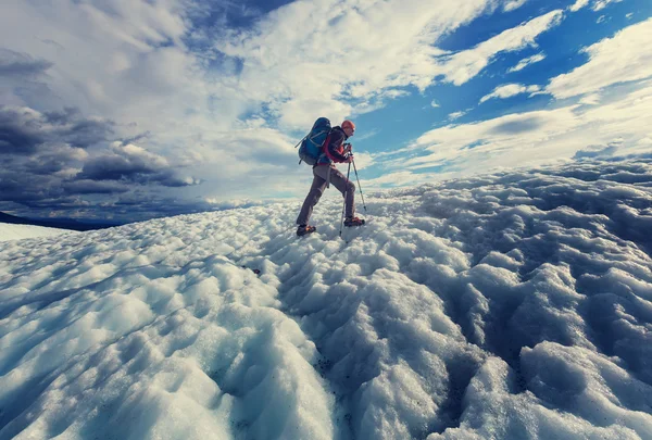 Wandelaar op gletsjer in St. Elias National Park — Stockfoto