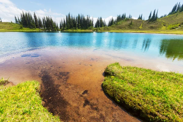 Lake and Glacier Peak — Stock Photo, Image