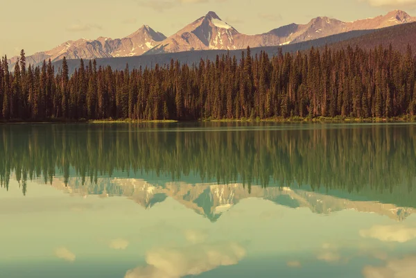 Serenity smaragdové jezero — Stock fotografie