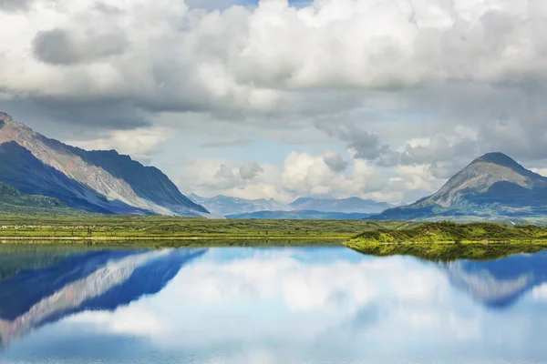 Lago de la serenidad en tundra —  Fotos de Stock
