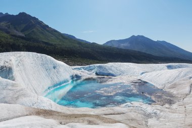 Kennecott buzul gölü etrafında bizimkiler yaşar