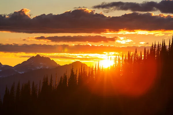 Majestuoso atardecer en montañas — Foto de Stock