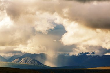Bulutlar ile dağlarda yağmur
