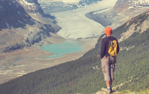 Hiking man in mountains — Stock Photo, Image